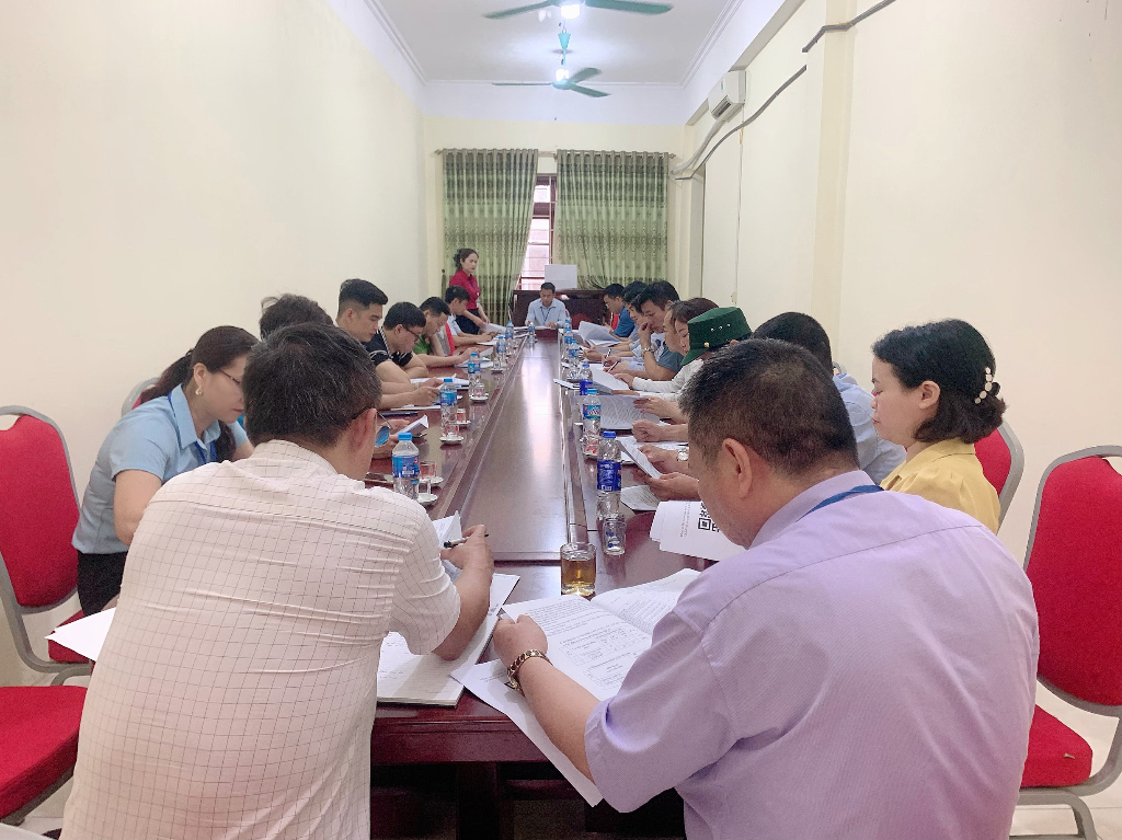 Cán bộ, công chức xã Thái Sơn tham gia khảo sát lấy ý kiến của cán bộ, công chức về việc thực...