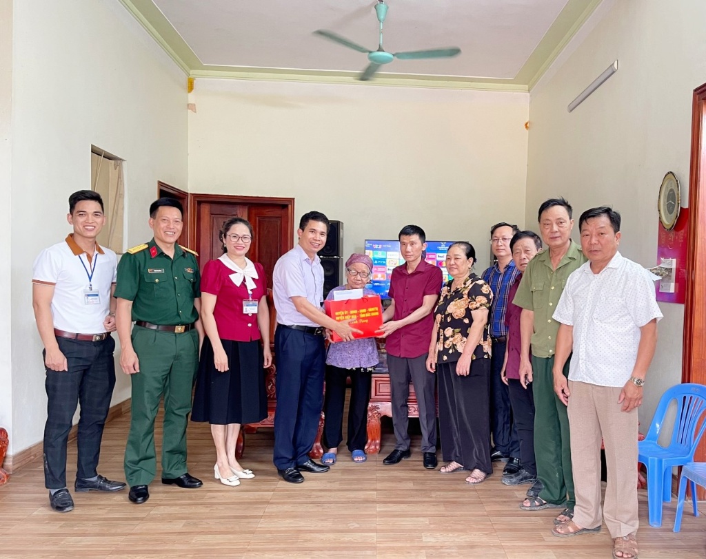 Đồng chí Hoàng Công Bộ - Chủ tịch UBND huyện Hiệp Hòa thăm tặng quà Thanh niên xung phong tiêu...